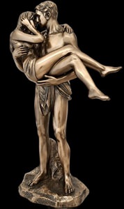 Erotisk bronzestatuette i profil. Detaljeret udsigt over parrets ømme ansigtsnærhed og muskuløse konturer